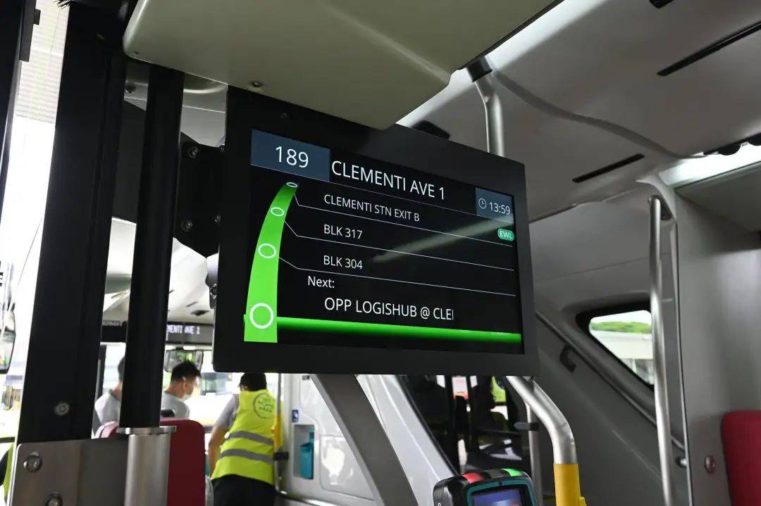 新加坡双层巴士出新款！两个楼梯三个门！100辆今年内上路