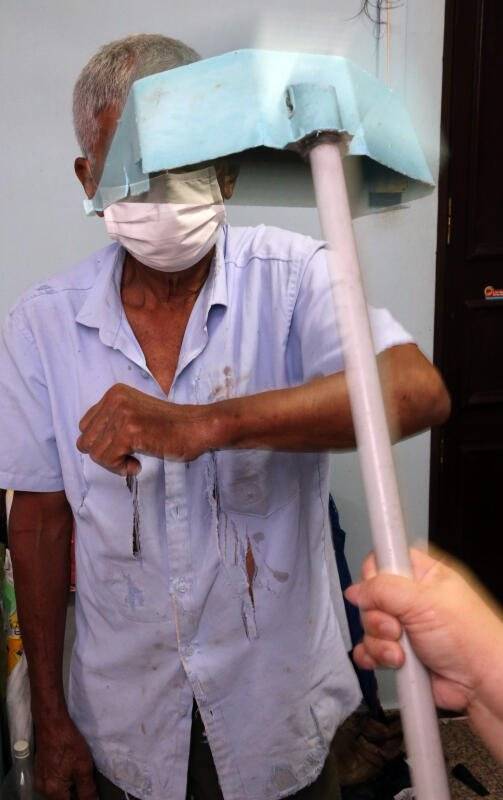 阿伯打喷嚏除口罩 遭人泼水攻击