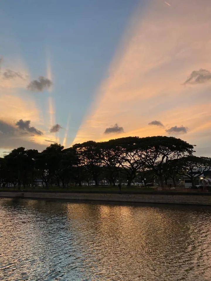 罕见！新加坡再现神奇天象，万道光芒从天空射下，50张美图刷屏