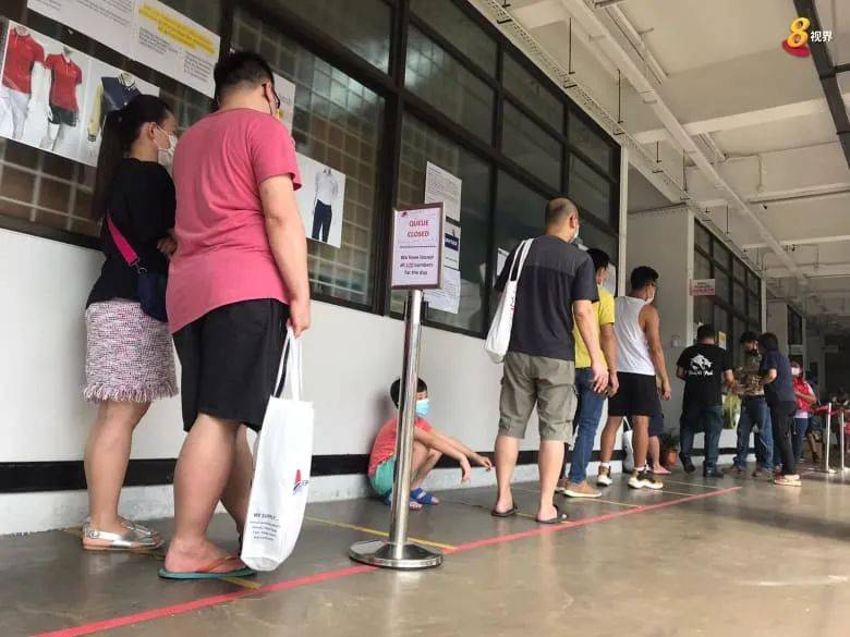 新加坡校服店门口大排长龙，惊动警察，教育部表示首几周上课学生可先穿便服