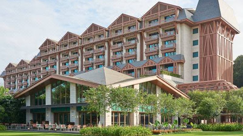 名胜世界两酒店现十多人聚集!被令暂停新的预订