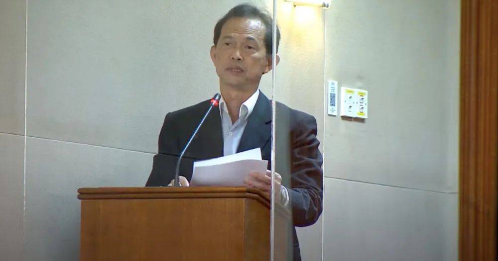 新加坡总理亲自颁发公民证书，移民政策释放积极信号