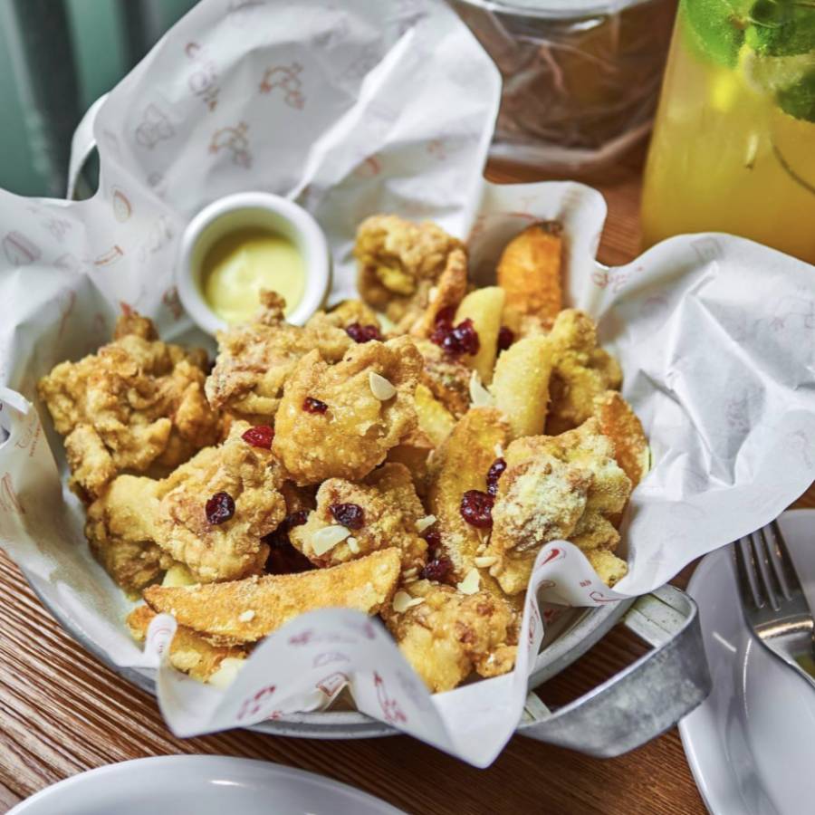 “下班后，看着狮城的炸鸡店，眼泪不争气的从嘴角流下来”