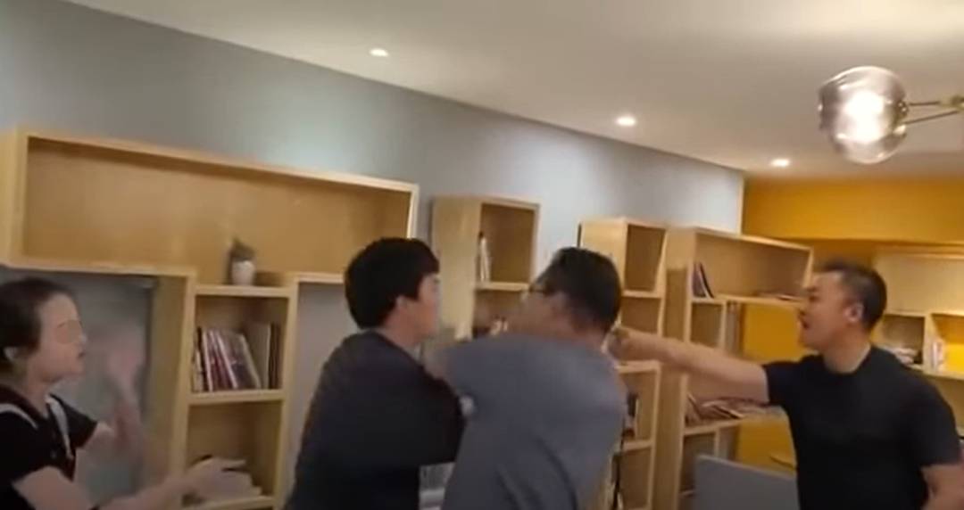 中国女留学生讨薪被掌掴、踢飞!唐人街爆发抗议游行!新加坡也有这种事吗