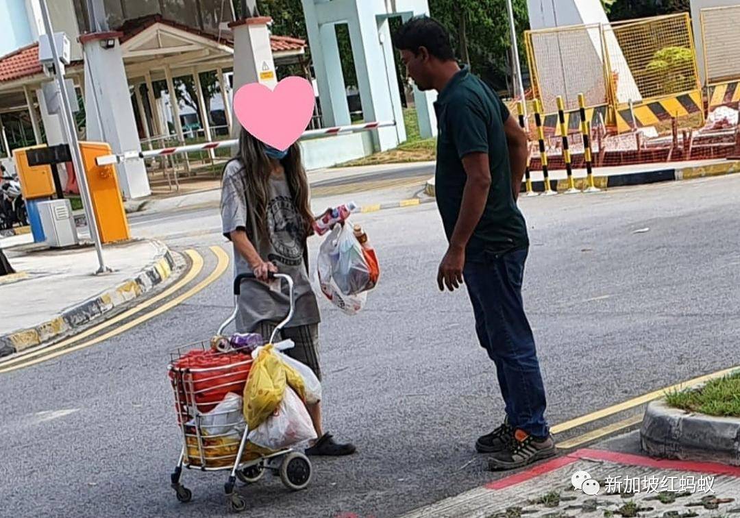 外籍客工担心拾荒老妇挨饿硬塞几块钱给她,感动了全新加坡