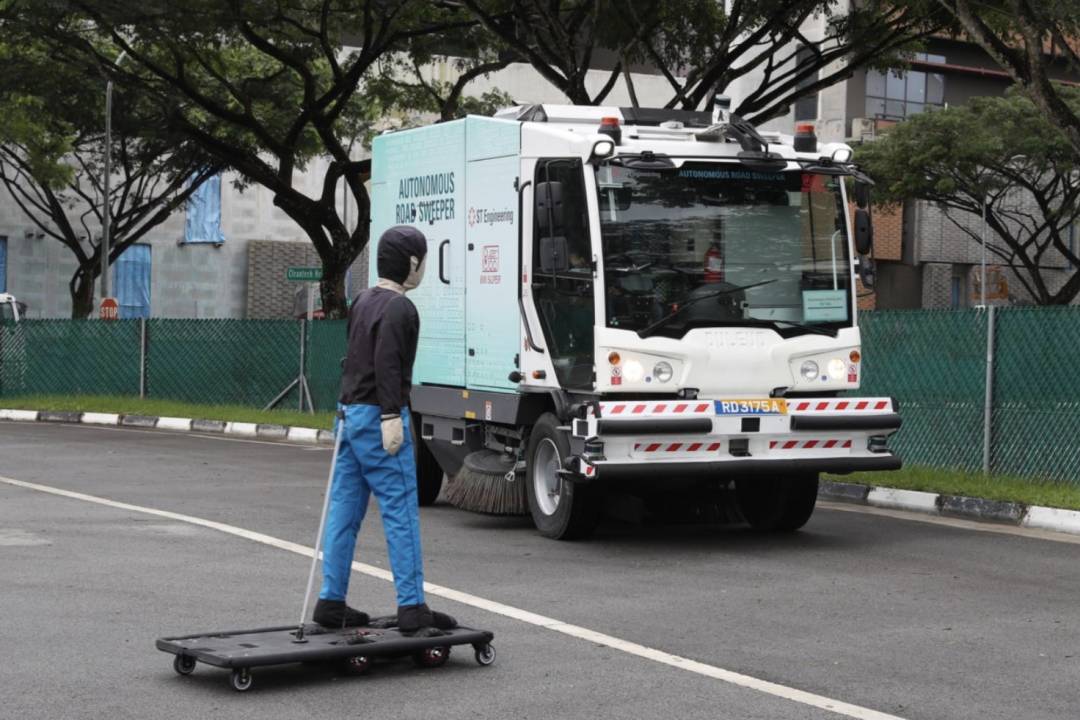 继无人驾驶校车后，无人清道车在 NTU 展开测试