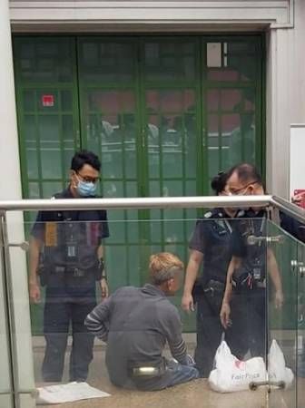 被老翁叫“走开” 纸巾叔竟亮小折刀 要捅人