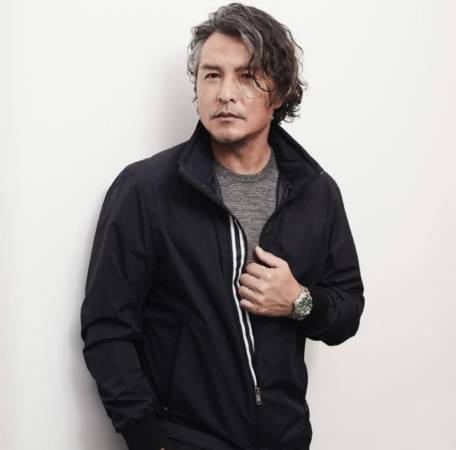 李铭顺返新隔离 范文芳带儿 酒店外比爱心