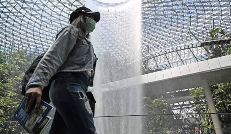 马来西亚进入紧急状态！油船又有确诊，英国航班恢复！海陆空包围，新加坡能防住吗