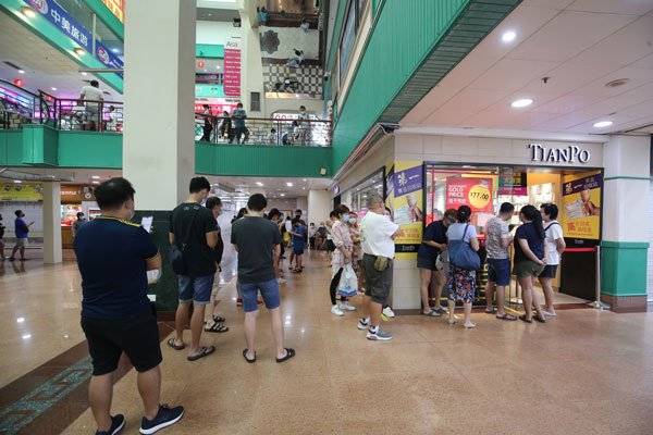 珠宝行结业促销 店未开 见人龙买金