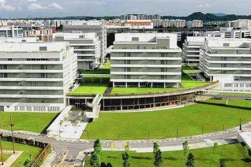 新加坡总统哈莉玛走访理工学院，呼吁关注学生心理健康