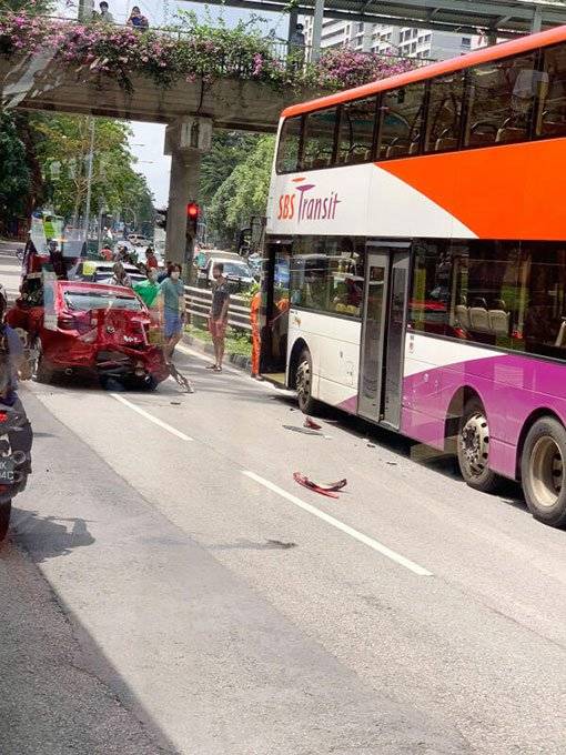 闪避前车连环撞 巴士冲路堤撞树