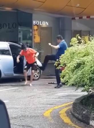 男人打架也抓头发！红衣男被狂揍 狼狈捡拖鞋