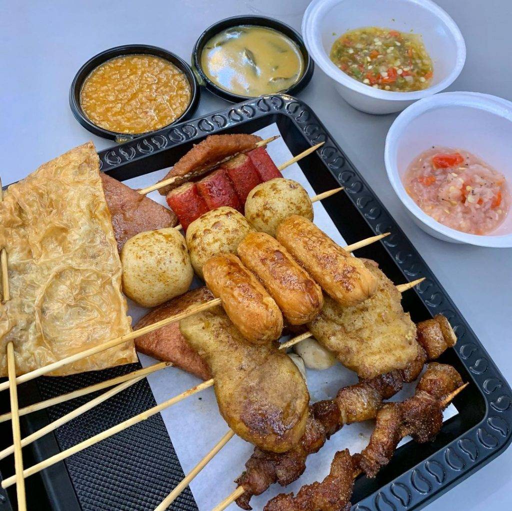 来吃大马风味碌碌咯🍢DLLM LOK LOK每支$1💰飘香炸串+秘制酱汁,营业至凌晨4点,半夜觅食去🌙