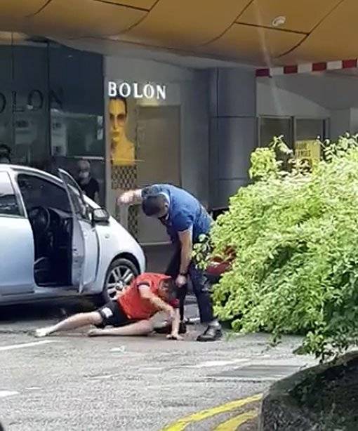 【男人打架也抓头发】占道起纠纷 德士叔 杠上 私召车司机