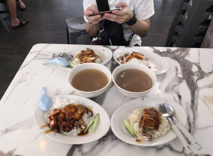 谁说在新加坡$1吃不到东西？后港这摊”华师傅港式烧腊”只卖$1