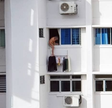 10楼跨窗晒衣吓坏街坊 老伯却说“没事”