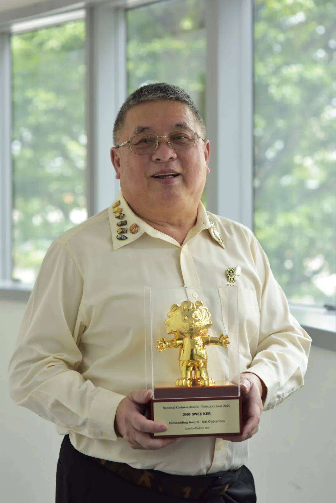 新加坡最好的计程车司机啥样，他车上口罩、零食、纸巾统统免费送