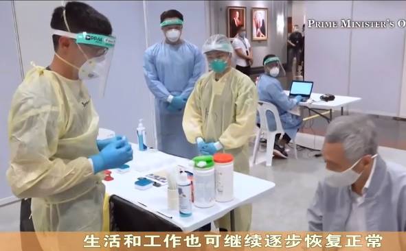 这小伙居然“捅了”新加坡总理，总理居然说“没事！不痛！”