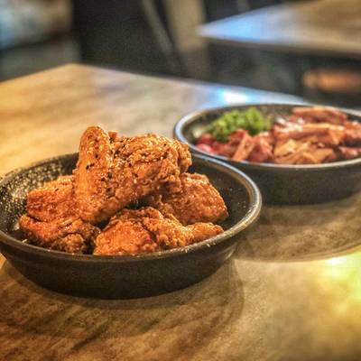 “下班后，看着狮城的炸鸡店，眼泪不争气的从嘴角流下来”