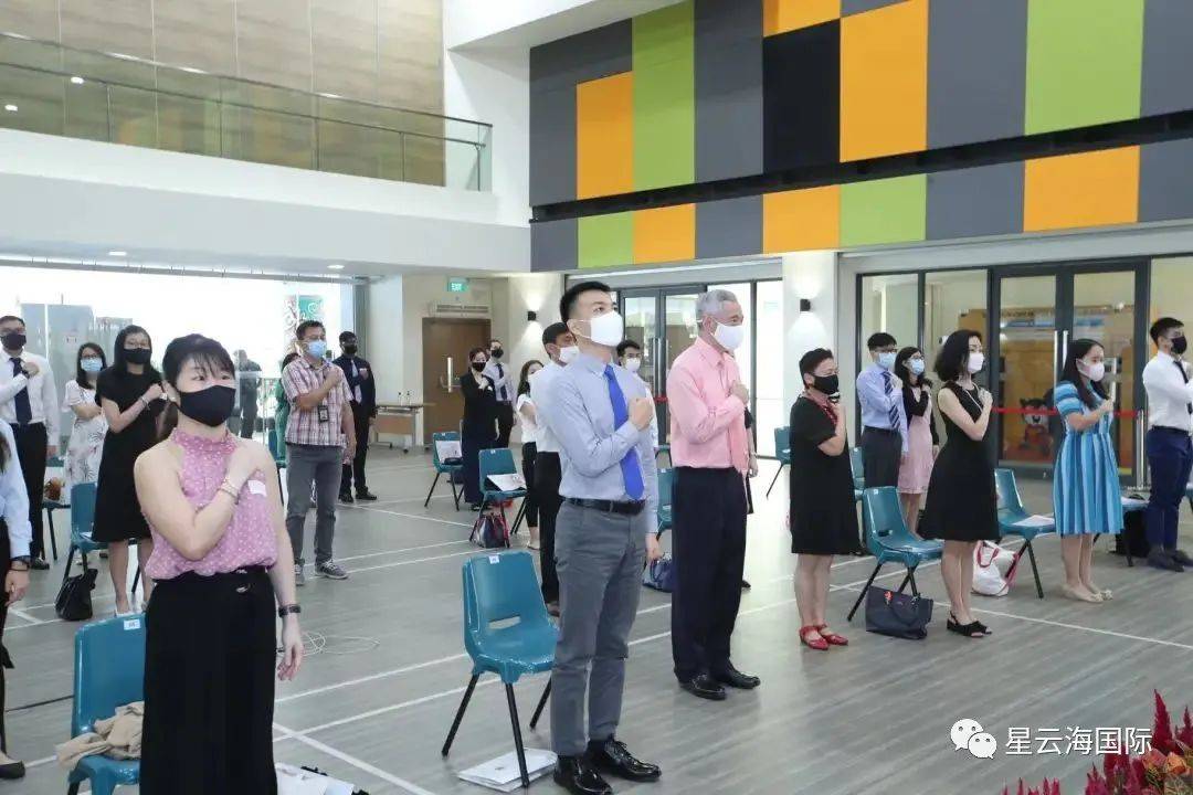 新加坡总理亲自颁发公民证书，移民政策释放积极信号