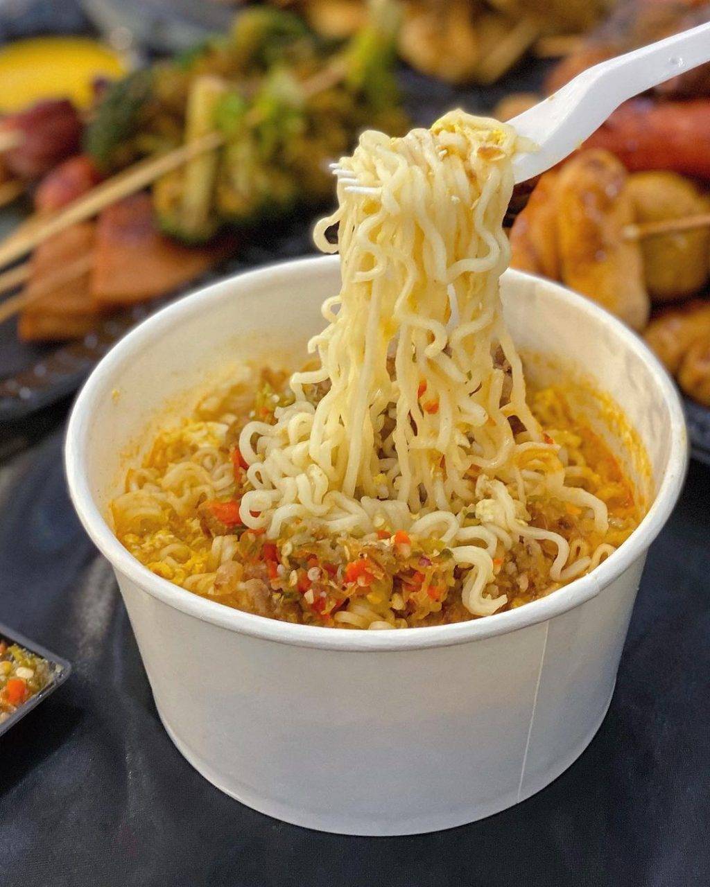 来吃大马风味碌碌咯🍢DLLM LOK LOK每支$1💰飘香炸串+秘制酱汁,营业至凌晨4点,半夜觅食去🌙