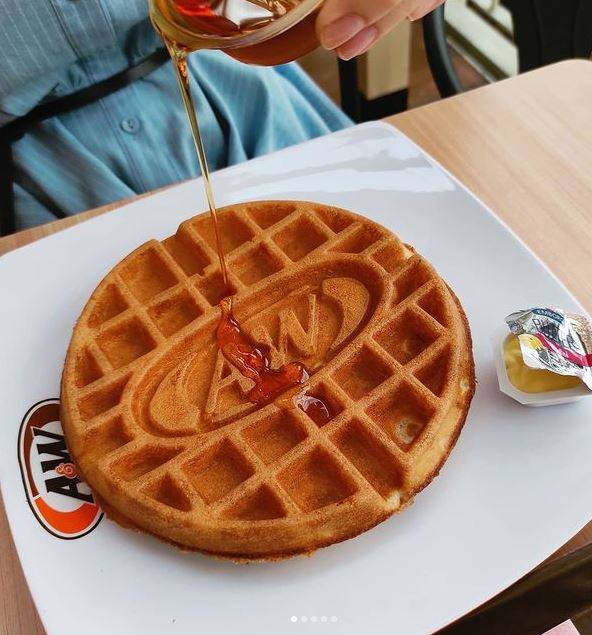 A&W在裕廊开设第4家门店，大排长龙