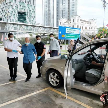 与女儿失散20年 父亲终越堤返马 一家团聚