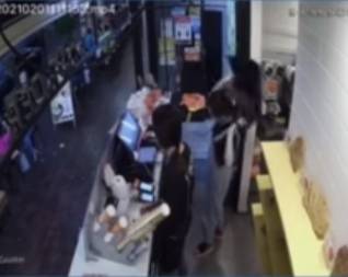 中国女留学生讨薪被掌掴、踢飞!唐人街爆发抗议游行!新加坡也有这种事吗