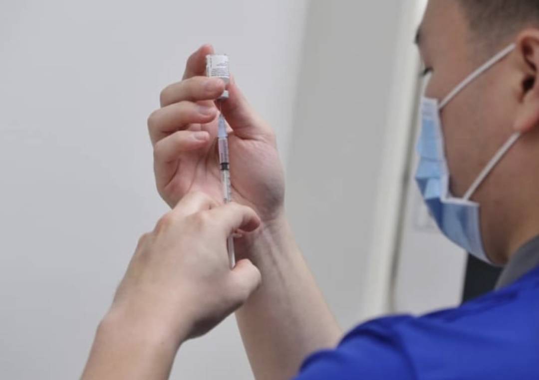 新加坡第一批疫苗接种者，暂无副作用！中国全民免费接种疫苗