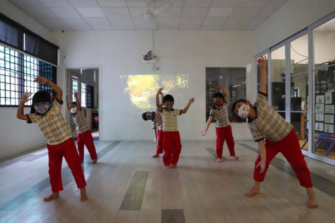 在新加坡接受丰富多彩的学前教育：骑马、做瑜伽、编程、参观水族馆、丰富的户外活动