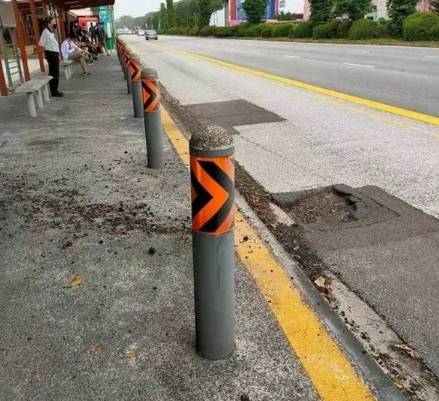 新加坡破烂道路遭吐槽,网友调侃:能打高尔夫、玩打地鼠、坐过山车