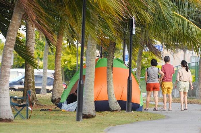 ◤新国CCB◢ 樟宜海边人潮汹涌 一家十四口席地野餐