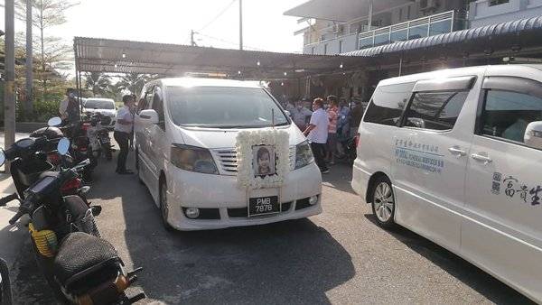 “莹莹，爸妈回来看你了” 父母从新国赶回送殡