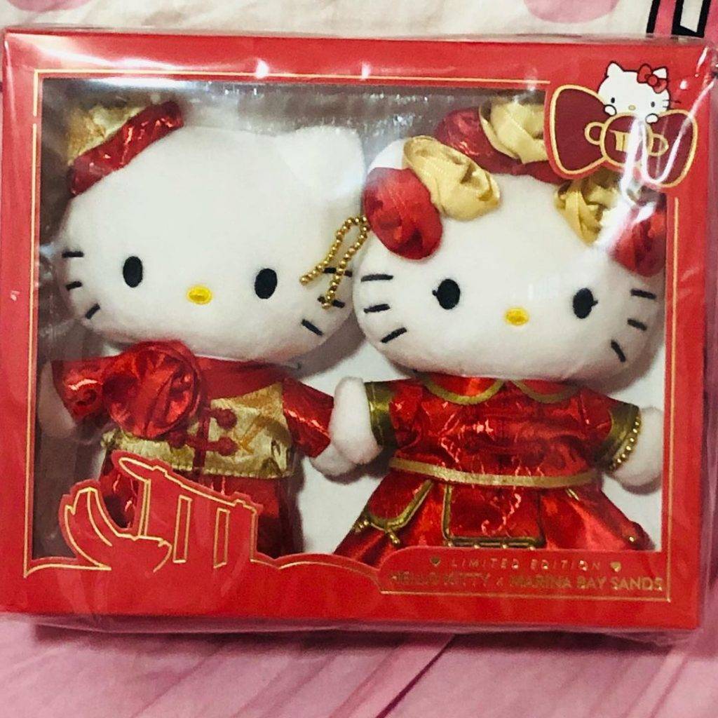 萌出新高度💓SANRIO➕滨海湾金沙推出吉蒂猫结婚玩偶💍附设同款周边，3月起售卖