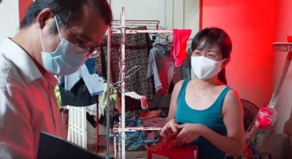 邹裕豪 陈泓宾 化身“送货员” 送惊喜给游子家人