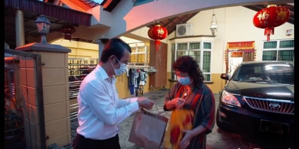 邹裕豪 陈泓宾 化身“送货员” 送惊喜给游子家人