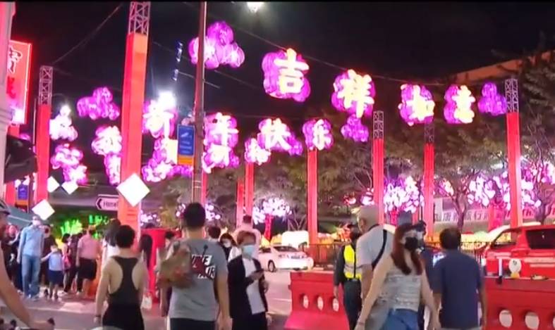 新加坡除夕夜唐人街“反常”亮灯！盼望新年幸运灯驱赶“疫魔”