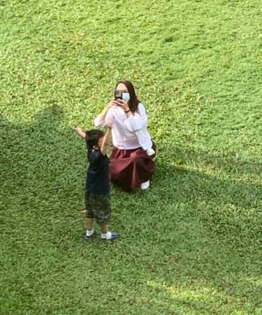 李铭顺返新隔离 范文芳带儿 酒店外比爱心