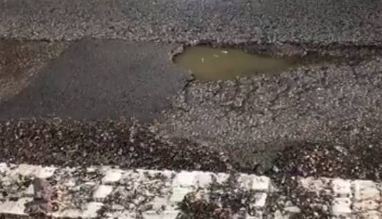 新加坡破烂道路遭吐槽,网友调侃:能打高尔夫、玩打地鼠、坐过山车