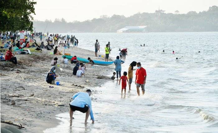 ◤新国CCB◢ 樟宜海边人潮汹涌 一家十四口席地野餐
