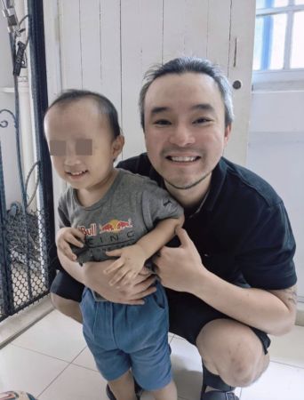 相隔229天 洪赐健再见爱儿 很想哭