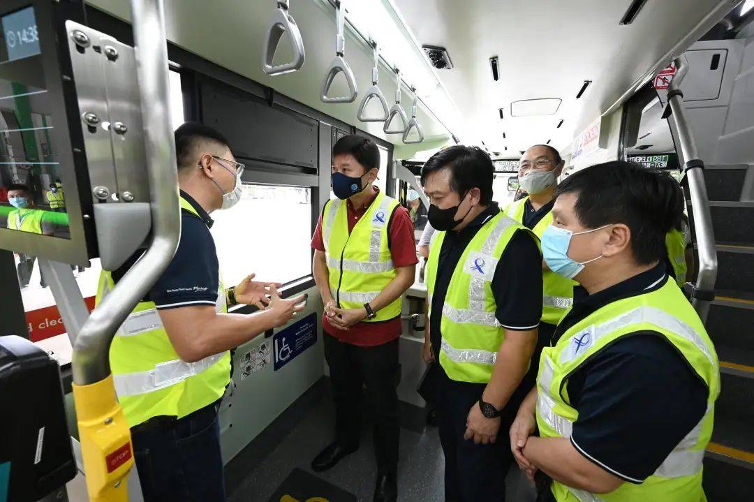 新加坡双层巴士出新款！两个楼梯三个门！100辆今年内上路