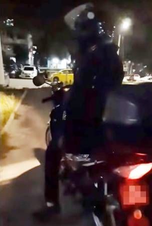 马劳返狮城工作 2女儿不舍 抱爸爸大哭