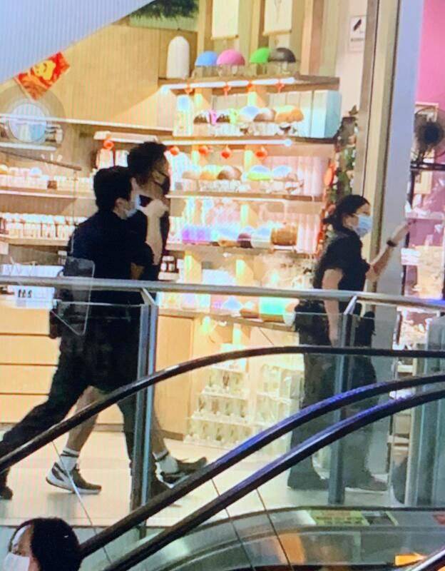 到书店遭偷拍裙底风光 女郎追擒色大叔