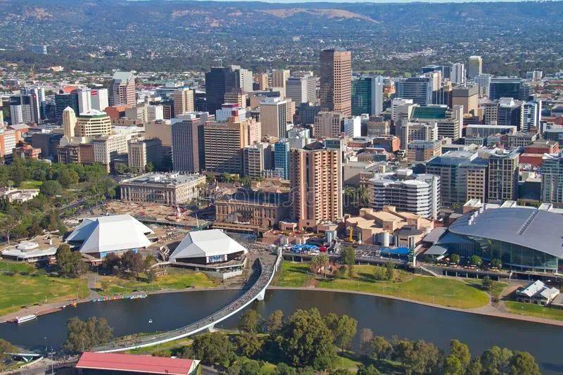 中国女留学生讨薪被掌掴、踢飞!唐人街爆发抗议游行!新加坡也有这种事吗