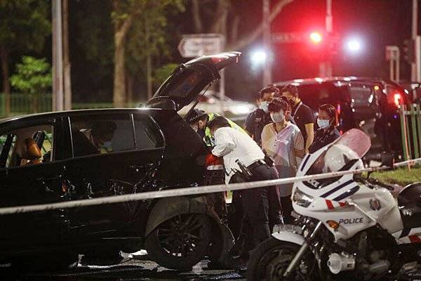 可疑轿车避截查 飞车失控撞路人