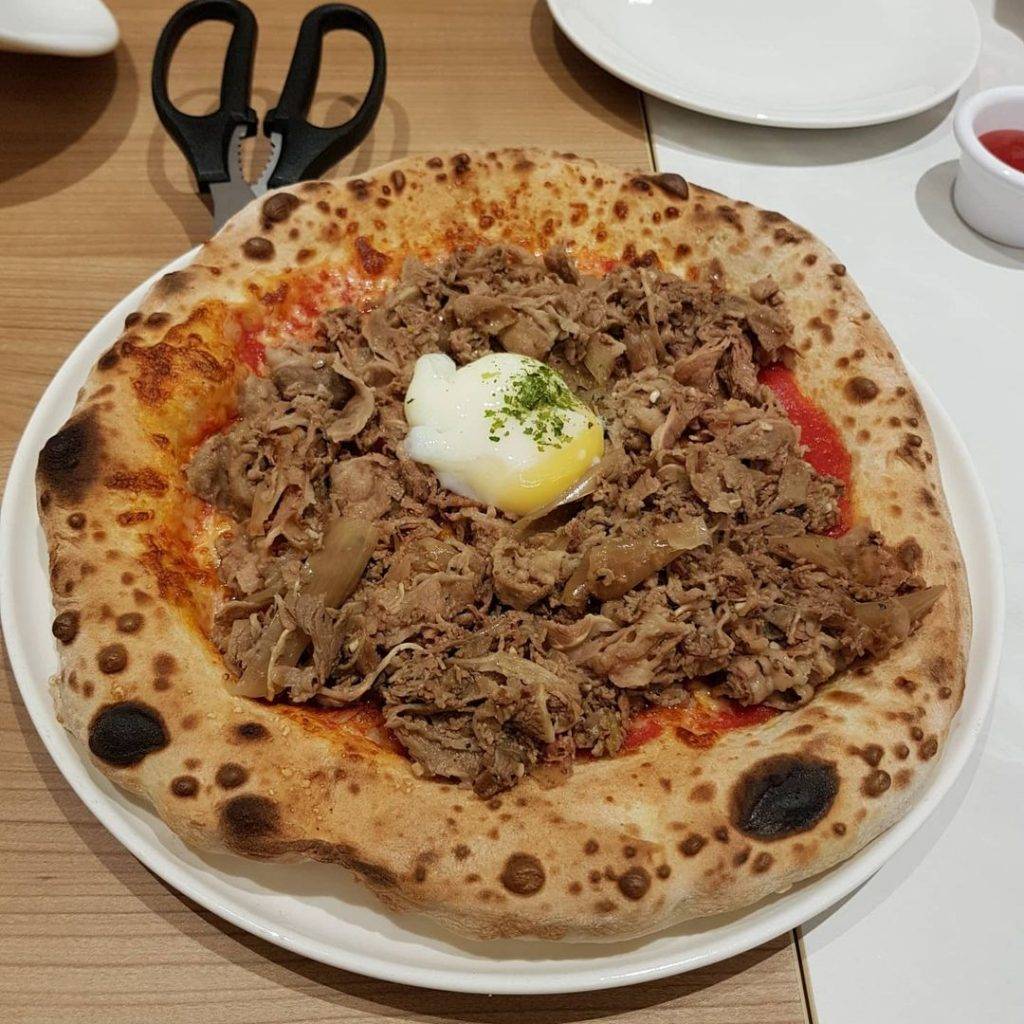 创意日式披萨Pizzakaya🍕炸鸡排咖喱+章鱼烧小丸子+牛丼口味，用料神奇，开创混搭新吃法✨