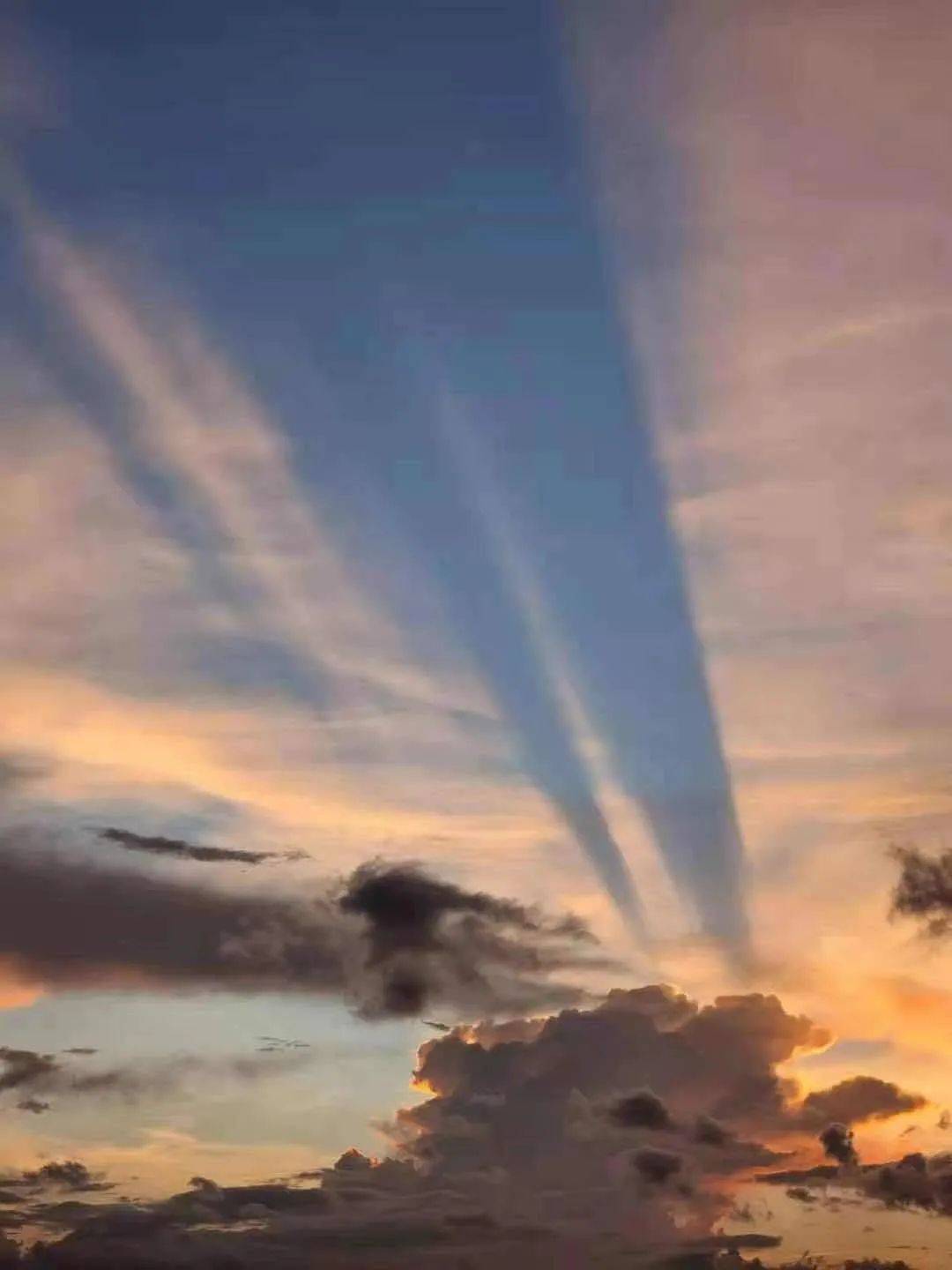 罕见！新加坡再现神奇天象，万道光芒从天空射下，50张美图刷屏