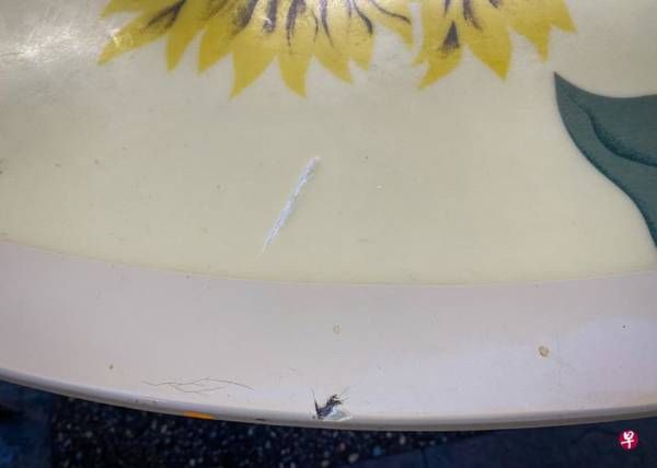 疑通过电话追债不果 阿叔突掏刀发狂劈桌子